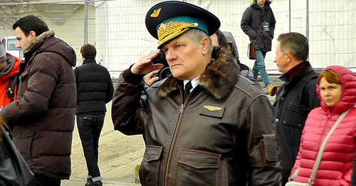 Летчик отдает честь в память о своих коллегах. Фото Анны Грицевич для "Кавказского узла"