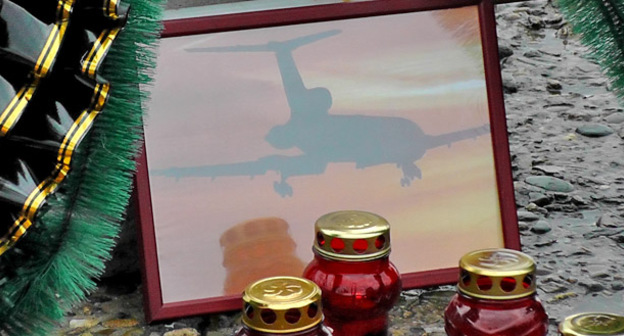 Фотография самолета и свечи в память по погибшим при крушении Ту-154. Сочи, 26 декабря 2016 г. Фото Анны Грицевич для "Кавказского узла"