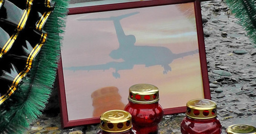 Фотография самолета и свечи в память по погибшим при крушении Ту-154. Сочи, 26 декабря 2016 г. Фото Анны Грицевич для "Кавказского узла"
