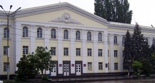Здание ДГУ.  Фото http://www.riadagestan.ru/mobile/news/society/dgu_i_ooo_botlikhskiy_radiozavod_zaklyuchili_soglashenie_o_nauchno_tekhnicheskom_sotrudnichestve/
