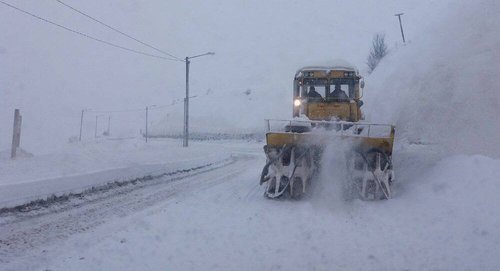 Расчистка дороги от снега. Фото © FB / Департамент автодорог
 http://sputnik-georgia.ru/society/20161228/234374318/Dorogi-v-Gruzii-na-perevalah-snegopad-i-gololed.html