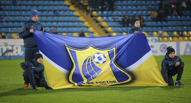 Флаг футбольного клуба "Ростов". Фото http://www.fc-rostov.ru/media_soundtrack/anthem