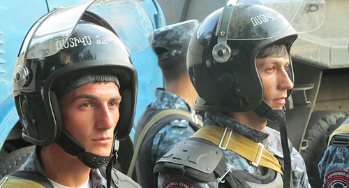 Сотрудники полиции во время беспорядков в Ереване. 20 июля 2016 г. Фото Тиграна Петросяна для "Кавказского узла"