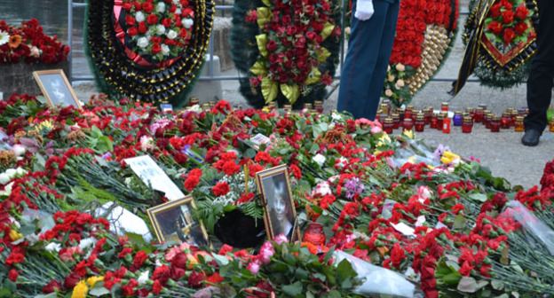 Цветы в память по погибшим в авиакатастрофе. Сочи, 27 декабря 2016 г. Фото Светланы Кравченко для "Кавказского узла"