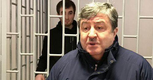 Адвокат Алауди Мусаев, на заднем плане - Жалауди Гериев. 28 декабря 2016 г. Фото Патимат Махмудовой для "Кавказского узла"