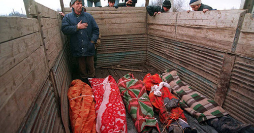 Чеченцы рядом с телами погибших, завёрнутыми в одеяла, в кузове грузовика (сражение за Грозный, январь 1995). Фото: Михаил Евстафьев https://ru.wikipedia.org/