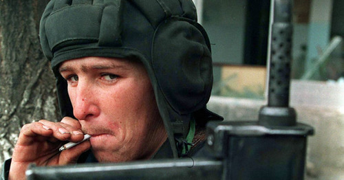 Чеченский боевик с самодельным оружием в руках во время штурма Грозного,Январь 1995. Фото: Михаил Евстафьев. Wikimedia Commons.