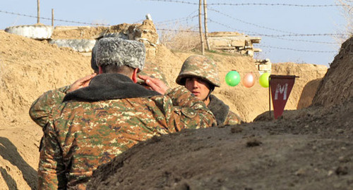 Военнослужащие на передовой докладывают о ситуации. Фото Алвард Григорян для "Кавказского узла"