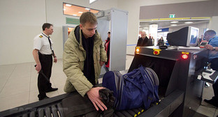 Досмотр в аэропорту. Фото http://bloknot-rostov.ru/news/novogodniy-kurez-v-aeroportu-inostrantsy-vmesto-ro-804756?sphrase_id=190200 Досмотр в аэропорту. Фото http://bloknot-rostov.ru/news/novogodniy-kurez-v-aeroportu-inostrantsy-vmesto-ro-804756?sphrase_id=190200