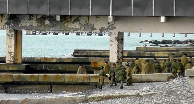 Солдаты прочесывают набережную Сочи в поисках частей самолета Ту-154. 26 декабря 2016 г. Фото Анны Грицевич для "Кавказского узла"