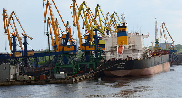 Корабли в порту. Фото http://sputnik-georgia.ru/economy/20160417/231178007/Gruzija-podpisala-dogovor-o-tranzitnyh-gruzoperevozkah.html