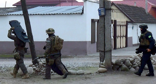 Представители силовых структур во время КТО в Дагестане. Фото http://nac.gov.ru/kontrterroristicheskie-operacii/v-kbr-unichtozhen-bandit-prichastnyy-k-rasstrelu.html