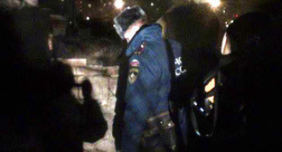 Сотрудник полиции на месте пожара. Фото http://61.mchs.gov.ru/operationalpage/operational/item/4670203/ Сотрудник полиции на месте пожара. Фото http://61.mchs.gov.ru/operationalpage/operational/item/4670203/