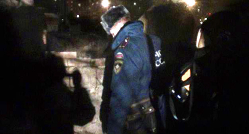 Сотрудник полиции на месте пожара. Фото http://61.mchs.gov.ru/operationalpage/operational/item/4670203/