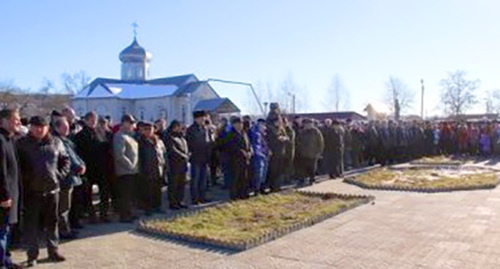 Митинг, посвященный памяти воинов, погибших в Чечне. Фото http://onkavkaz.com/novosti/1756-miting-v-pamjat-o-pogibshih-v-chechne-proshel-v-adygee.html