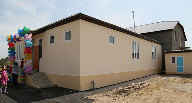 Дом для многодетной семьи в Дагестане. Фото http://www.riadagestan.ru/news/society/mnogodetnaya_semya_v_dagestane_ko_dnyu_zashchity_detey_poluchila_v_podarok_novyy_dom/