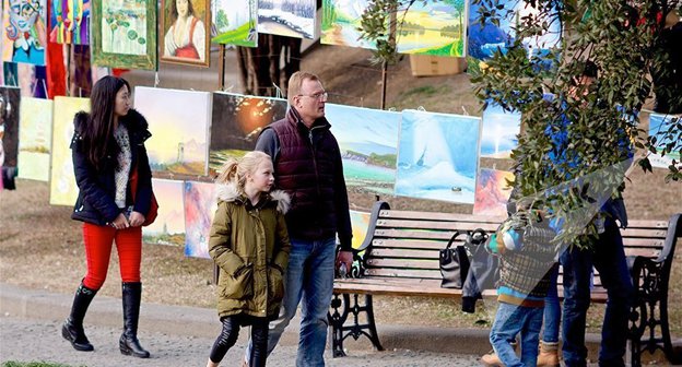 Туристы в Тбилиси. Фото © Sputnik/ Александр Имедашвили
 http://sputnik-georgia.ru/georgia/20170104/234434533/Rekordnoe-kolichestvo-rossijan-pobyvalo-v-Gruzii-v-2016-godu.html