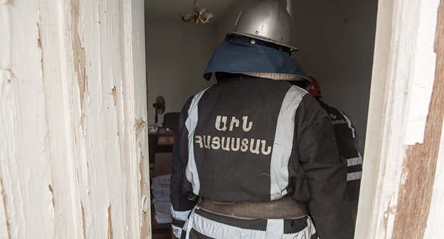 Сотрудник МЧс Армении © Sputnik/ Асатур Есаянц
http://ru.armeniasputnik.am/incidents/20170109/6023477/tragediya-v-armyanskom-sele-musaler-pogibla-molodaya-semya-s-novorozhdennym.html