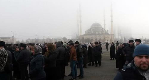 Уастники акции на площади перед мэрией Грозного и мечетью "Сердце Чечни. Фото корреспондента "Кавказского узла"