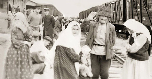 На вокзале. 1957 год Фрунзе. Жители села Юрт-Аух. Фото https://ru.wikipedia.org/