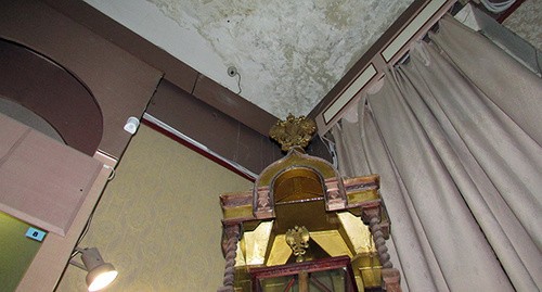 Подтеки на потолках экспозиционных залов второго этажа здания музея в доме №5а, расположенного на проспекте им. Ленина в Волгограде