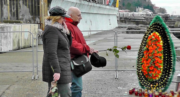 Горожане принесли цветы к мемориалу погибшим в катастрофе  Ту-154  на Южном моле. Фото Анны Грицевич