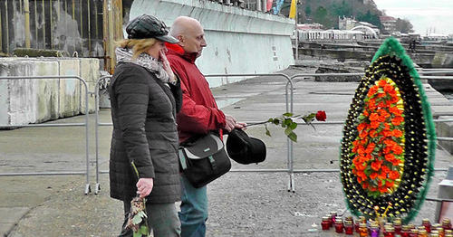 Горожане принесли цветы к мемориалу погибшим в катастрофе  Ту-154  на Южном моле. Фото Анны Грицевич