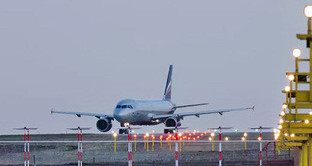 Самолет на взлетной полосе. Фото http://www.riadagestan.ru/