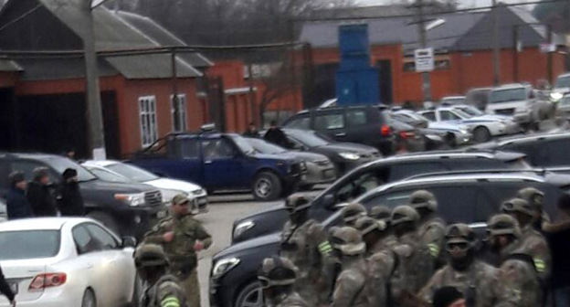 Сотрудники силовых структур в Селе Цоци-Юрт. Чечня. 11 января 2016 г. Фото корреспондента "Кавказского узла" 