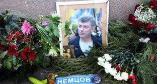 Портрет и цветы на месте убийства Немцова. Фото: Mumin Shakirov (RFE/RL) Портрет и цветы на месте убийства Немцова. Фото: Mumin Shakirov (RFE/RL)