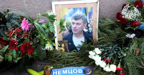 Портрет и цветы на месте убийства Немцова. Фото: Mumin Shakirov (RFE/RL)