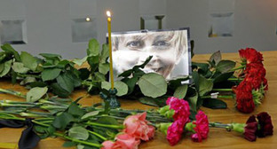 Траурные цветы и фотография Елизаветыв Глинки. Фото http://jashtar.kg/important/141762-doktor-liza-pohorony-gde-budet-pohoronena-elizaveta-glinka.html Траурные цветы и фотография Елизаветыв Глинки. Фото http://jashtar.kg/important/141762-doktor-liza-pohorony-gde-budet-pohoronena-elizaveta-glinka.html