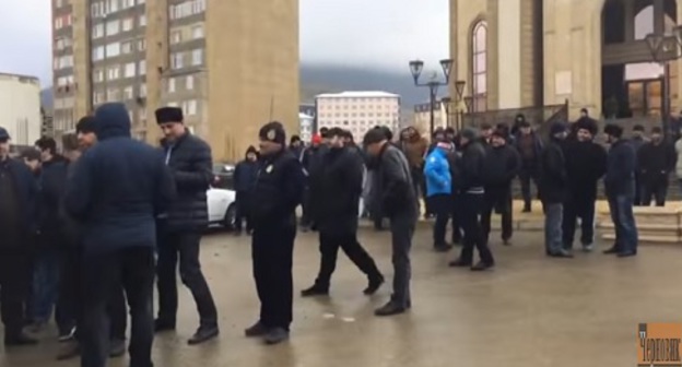 Сход в Махачкале. Скриншот с видео https://www.youtube.com/watch?v=lonrmuMyTfs