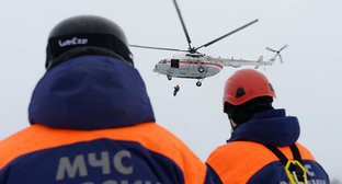Сотрудники МЧс во время поиска. Фото © Sputnik. Максим Богодвид
http://sputnik-abkhazia.ru/news/20170115/1020232369/tela-podrostkov-provalivshixsya-pod-led-ishhut-na-kubani.html Сотрудники МЧс во время поиска. Фото © Sputnik. Максим Богодвид
http://sputnik-abkhazia.ru/news/20170115/1020232369/tela-podrostkov-provalivshixsya-pod-led-ishhut-na-kubani.html