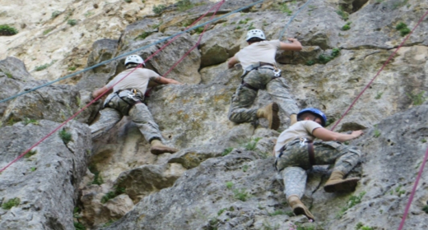 Учения военных. Фото http://warsonline.info/inostrannie-armii/amerikanskie-kadeti-prochodyat-gornuiu-podgotovku-v-gruzii.html