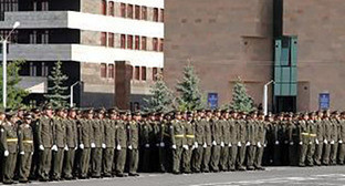 Выпускники военного института имени Вазгена Саркисяна в Ереване. Фото http://www.yerkramas.org/article/61613/v-erevane-otmetili-19-letie-sozdaniya-voennogo-instituta-imeni-vazgena-sarkisyana