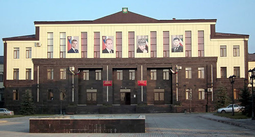 Здание администрации в селе Курчалой. Фото https://ru.wikipedia.org/wiki/Курчалой 