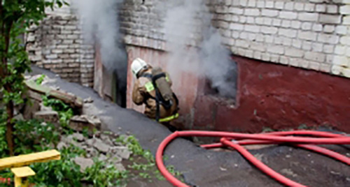Тушение пожара. Фото http://07.mchs.gov.ru/operationalpage/operational/item/4723651/