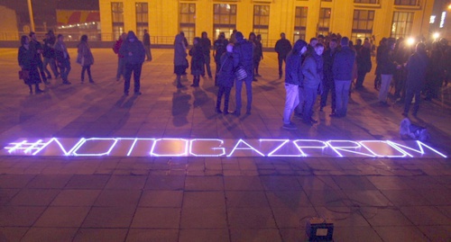 Участники акции выложили неоновую надпись "Нет Газпрому". Фото Инны Кукуджановой для "Кавказского узла" 