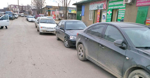 Автомобили на улицах Махачкалы. Фото Ильяса Капиева для "Кавказского узла"