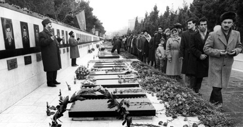 Муллы читают молитву над могилами погибших во время трагедии Чёрного января. Аллея шахидов. Фото: Ilgar Jafarov https://ru.wikipedia.org/