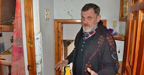 Николай Яковенко показывает свой дом, где проходил обыск. Фото Светланы Кравченко для "Кавказского узла"