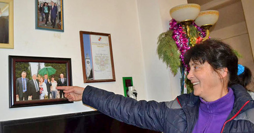 Марина Яковенко показывает фотографию в своем доме, где проходил обыск. Фото Светланы Кравченко для "Кавказского узла"