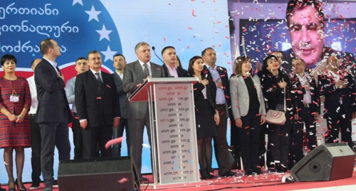 Лидеры ЕНД на фоне экрана, на котором транслировалось выступление Саакашвили. Тбилиси, 20 января 2017 года. Фото Инны Кукуджановой для "Кавказского узла"