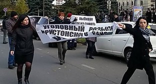 Участницы стихийного митинга, возмущенные обстоятельствами смерти Цкаева. Владикавказ, 2 ноября 2015 года. Фото со страницы Алика Пухаева в Facebook. Участницы стихийного митинга, возмущенные обстоятельствами смерти Цкаева. Владикавказ, 2 ноября 2015 года. Фото со страницы Алика Пухаева в Facebook.