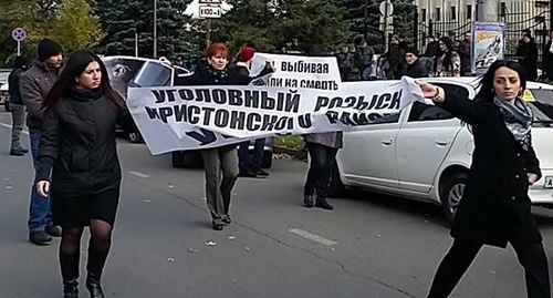 Участницы стихийного митинга, возмущенные обстоятельствами смерти Цкаева. Владикавказ, 2 ноября 2015 года. Фото со страницы Алика Пухаева в Facebook.