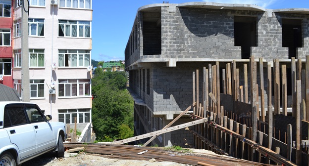Дома №40/12 по улице Санаторной рядом со строящимся зданием. Сочи. Фото Светланы Кравченко для "Кавказского узла".