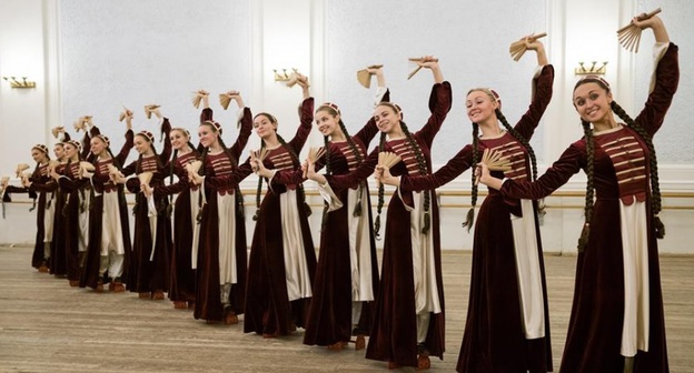 Исполнительницы адыгского танца "Тляпатет". Фото: http://www.moiseyev.ru/122-premera-adygskogo-tanca-tlyapatet.html