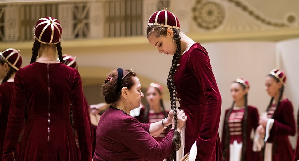 В ансамбле при подготовке танца "не стремились к полному этнографическому соответствию", отметила худрук коллектива. Фото: http://www.moiseyev.ru/122-premera-adygskogo-tanca-tlyapatet.html