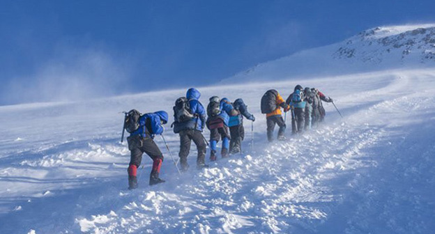 Туристическая группа в горах. Фото https://www.facebook.com/pressmchskbr/photos/pb.1630053507226219.-2207520000.1485153147./1896064613958439/?type=3&theater